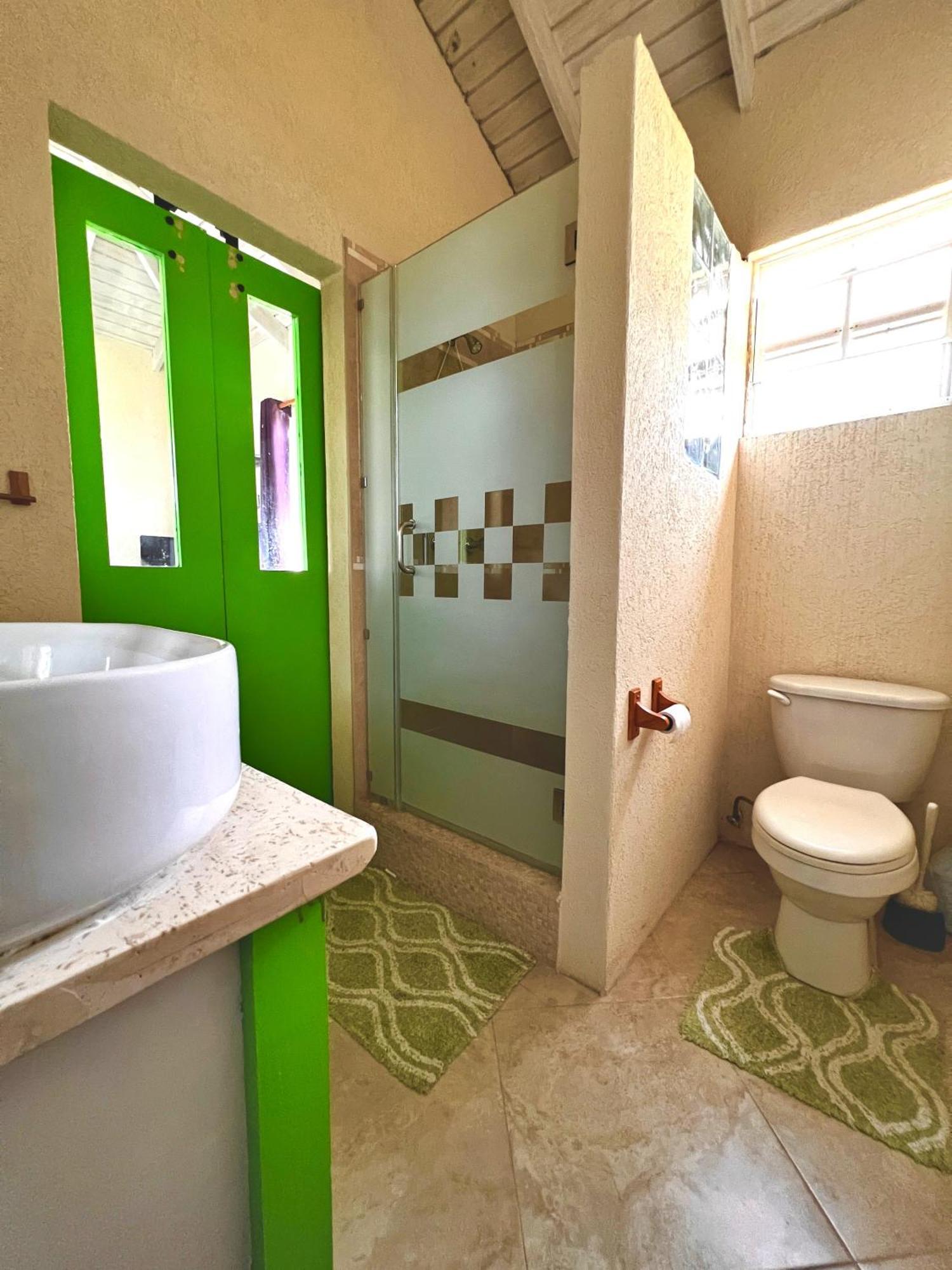 Cozy Modern Upstairs 2 Bed A/C Apt Near 2 Everything Saint Phillip Exterior foto
